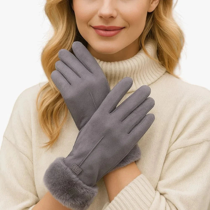 Modische Damen Puffy Winterhandschuhe beim Spaziergang. Winddichte, warme Accessoires für die kalte Jahreszeit.