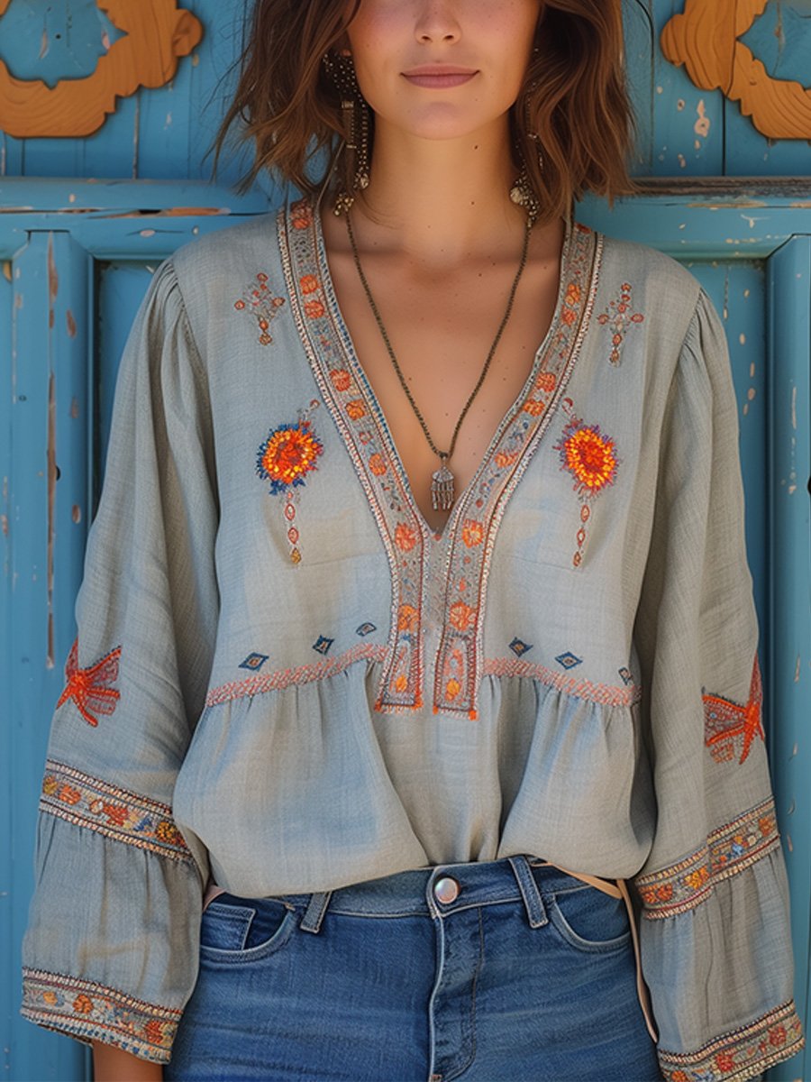 Hanna Damen Boho Bluse, hellblau, mit detailreicher Stickerei & V-Ausschnitt. Leichte Langarm-Sommerbluse.