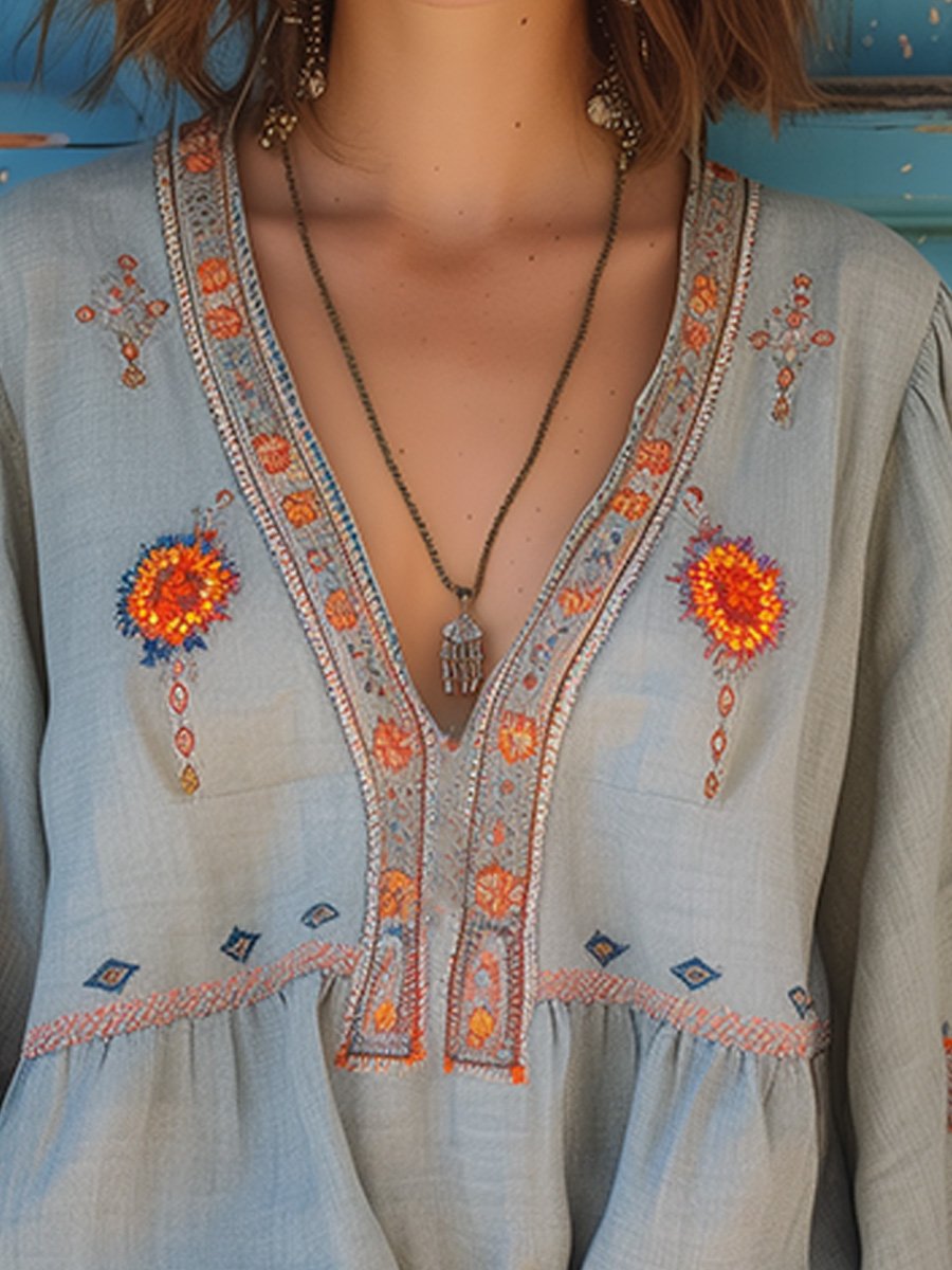 Nahaufnahme der feinen Stickerei auf der hellblauen Hanna Boho Bluse mit V-Ausschnitt. Elegante Freizeitbluse.