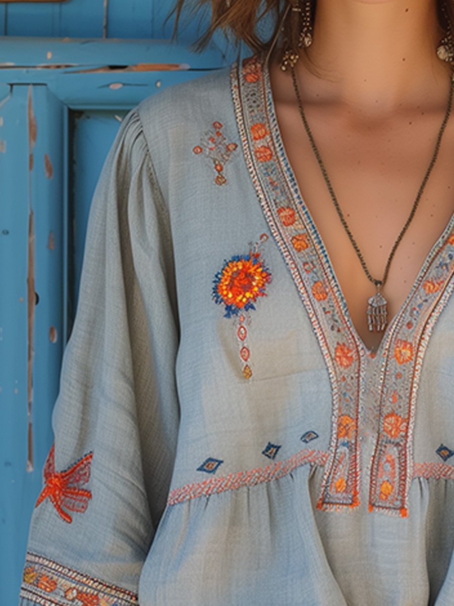 Rückenansicht der fließenden hellblauen Hanna Damen Boho Bluse, ideal als leichte Langarm-Sommerbluse.