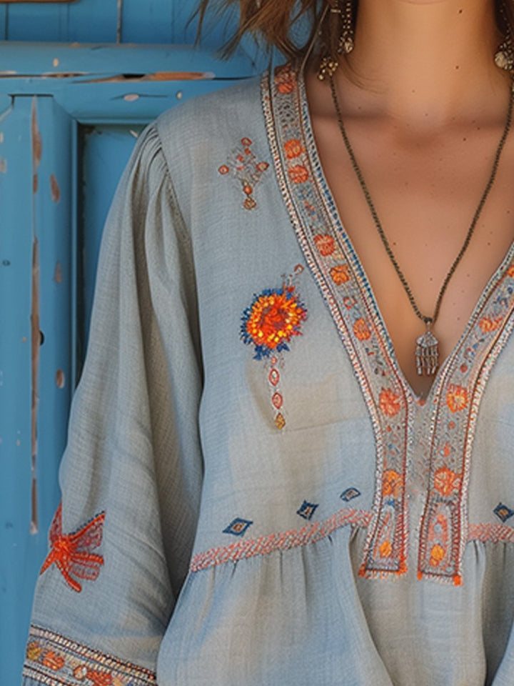 Rückenansicht der fließenden hellblauen Hanna Damen Boho Bluse, ideal als leichte Langarm-Sommerbluse.