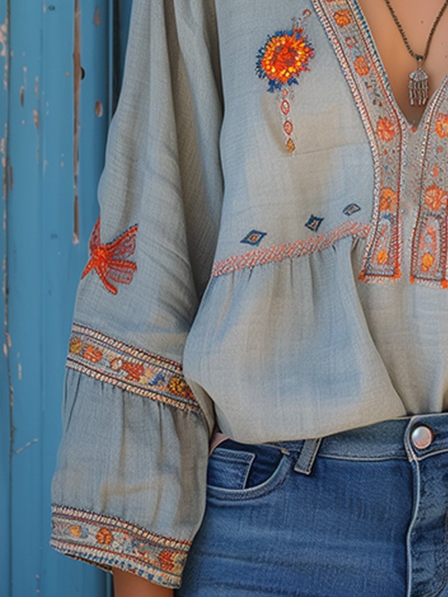 Stilvolle Hanna Damen Boho Bluse in Hellblau mit V-Ausschnitt & Stickerei, getragen. Perfekt für Casual Chic.