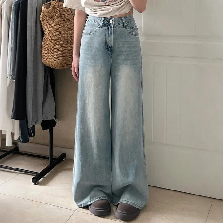 Hellblaue Damen Mom-Jeans mit lockerer Passform und weitem Bein für entspannten, bequemen Freizeit-Stil.