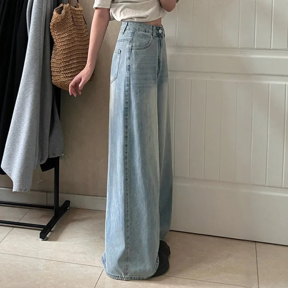 Lässige Damen Mom-Jeans in Hellblau, ideal für den Alltag. Bietet bequeme Passform und modisches weites Bein.
