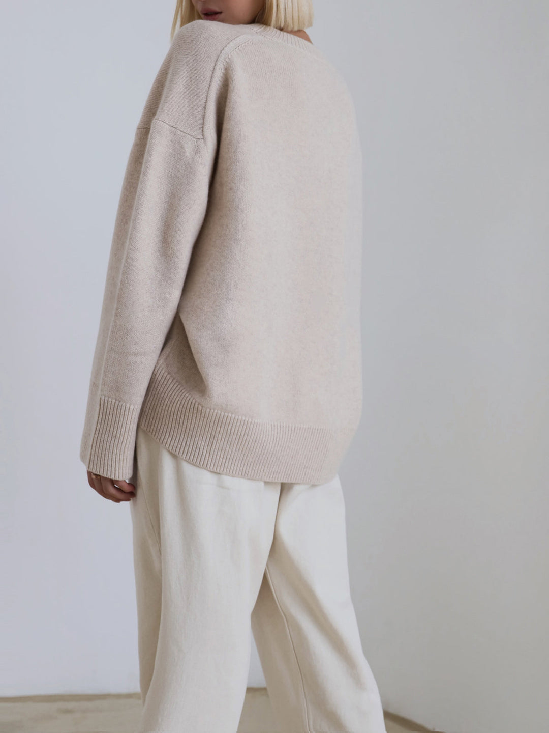 Kuscheliger schwarzer Oversize Pullover für Damen, modern und warm.
