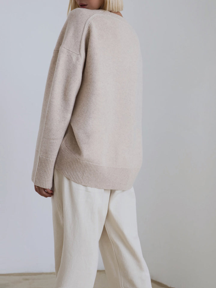 Kuscheliger schwarzer Oversize Pullover für Damen, modern und warm.