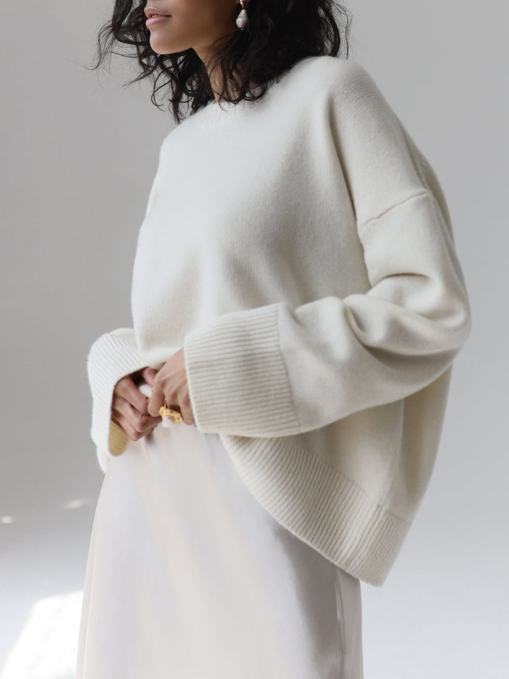 Moderner schwarzer Strickpullover Damen, oversized, ideal für lässige Wintermode.