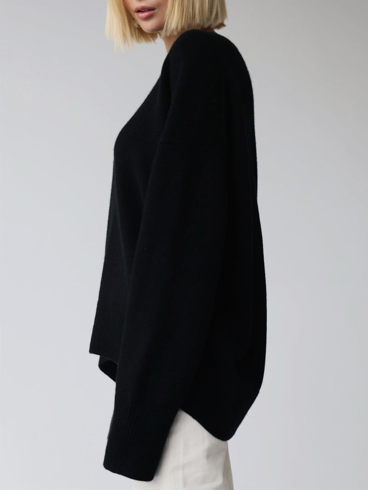 Eleganter weißer Damen Strickpullover, oversized, weicher Strick für Winter-Outfits.