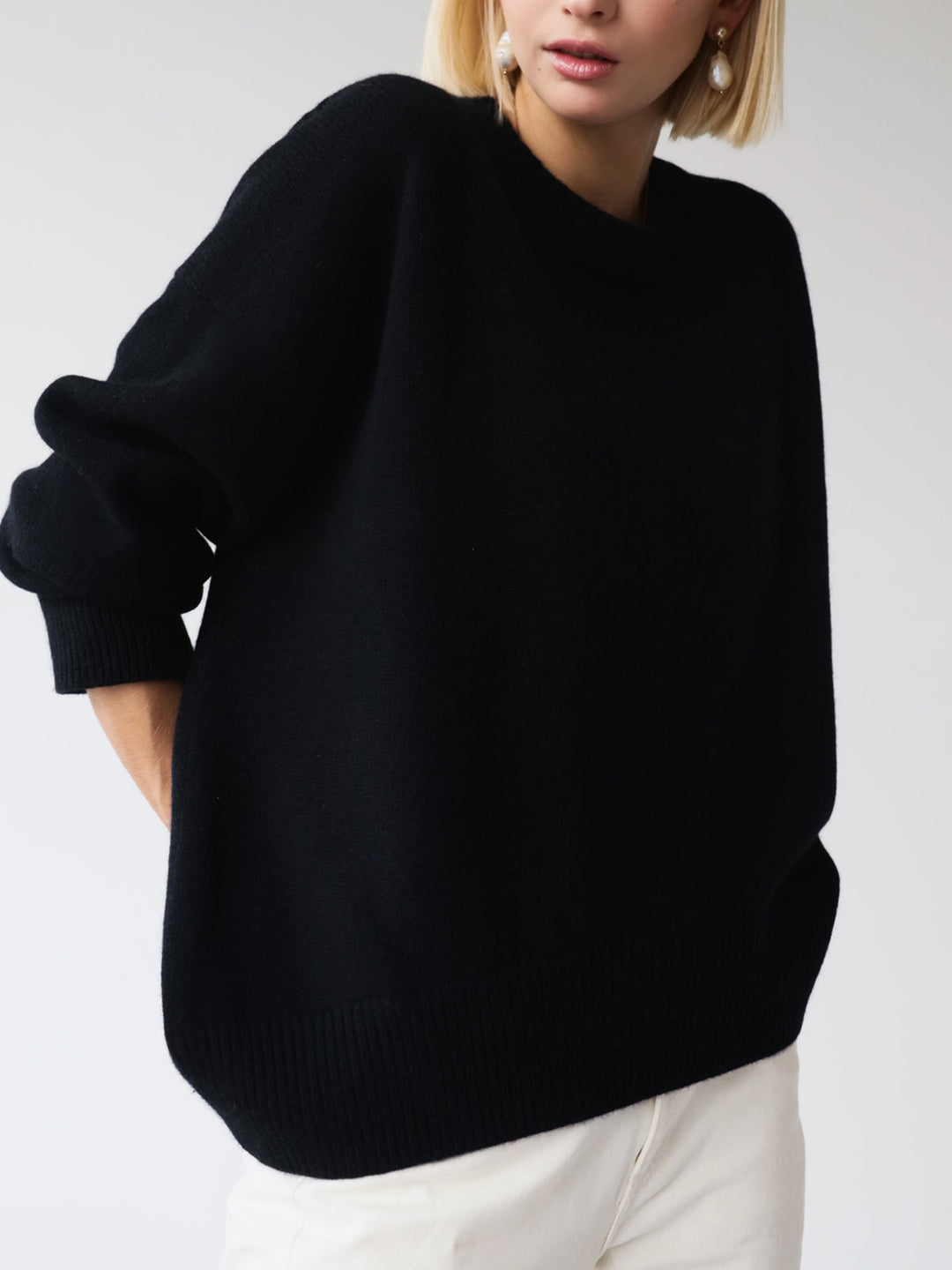 Kuscheliger weißer Oversize Pullover für Damen, modern und warm im Winter.