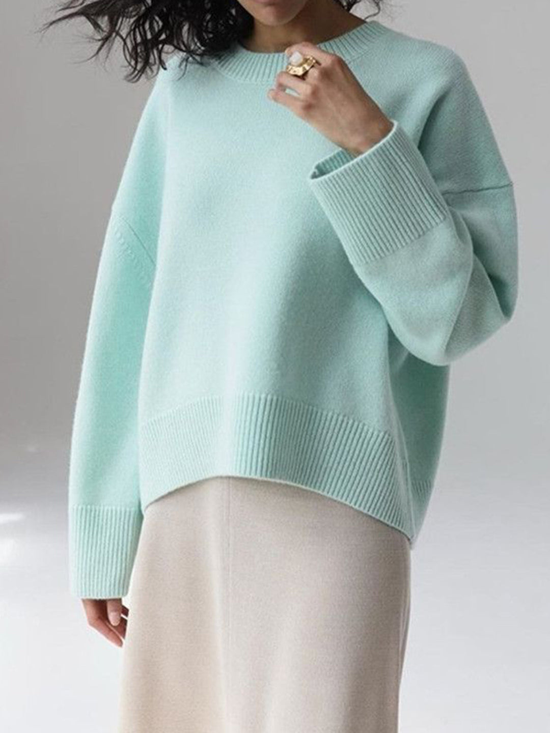Moderner weißer Strickpullover Damen, oversized, ideal für entspannte Wintermode.