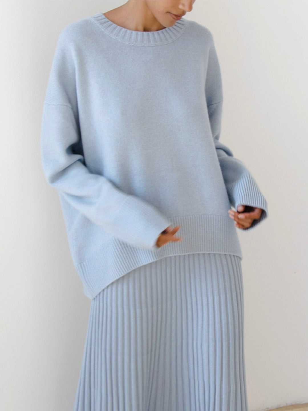 Eleganter hellblauer Damen Strickpullover, oversized, weicher Strick für Wintermode.