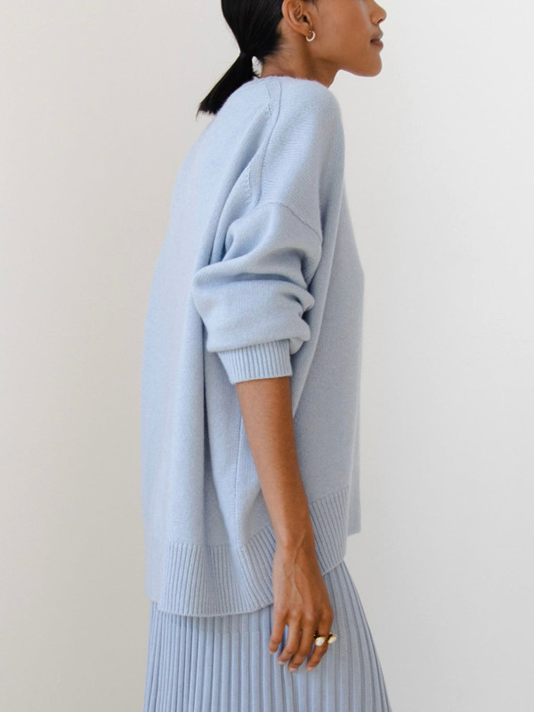 Kuscheliger hellblauer Oversize Pullover für Damen, modern und warm im Winter.