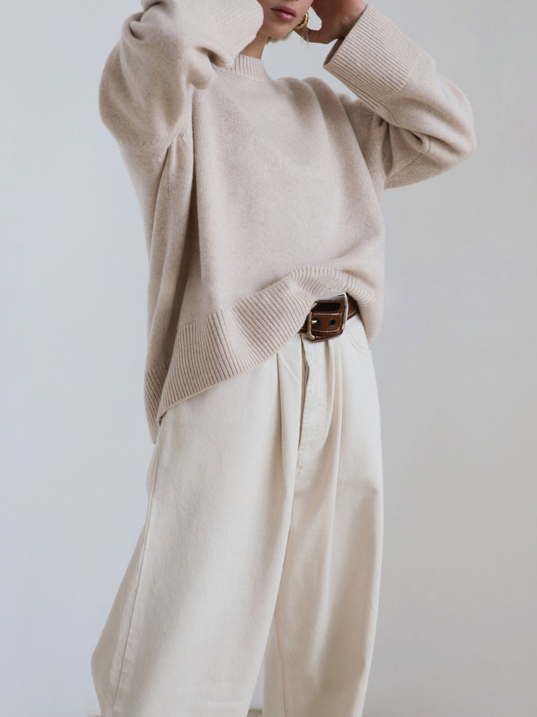 Eleganter schwarzer Damen Strickpullover, oversized, weicher Strick für Winterabende.