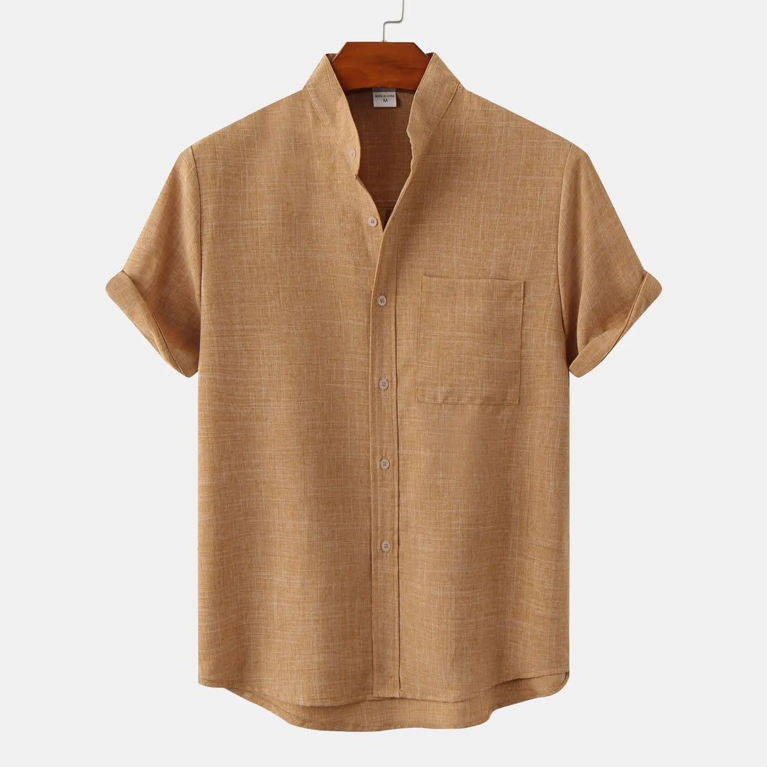 "Helles Leinen Herrenhemd, locker geschnitten mit Button-Down-Kragen, ideal für sonnige Tage, atmungsaktiv und stilvoll."