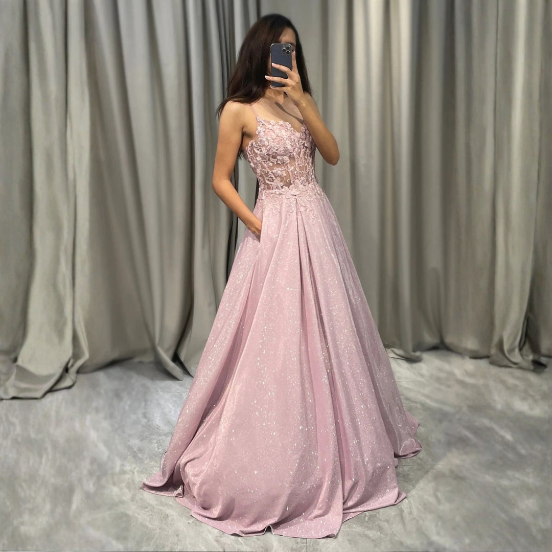 Hellrosa verziertes Maxi-Kleid für Damen, ideal als elegantes Hochzeitsgast- oder Abendkleid.