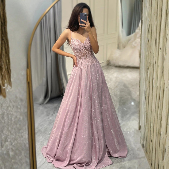 Glamouröses, langes Festkleid in Hellrosa für Damen, verziert und perfekt als Ballkleid oder für Hochzeiten.