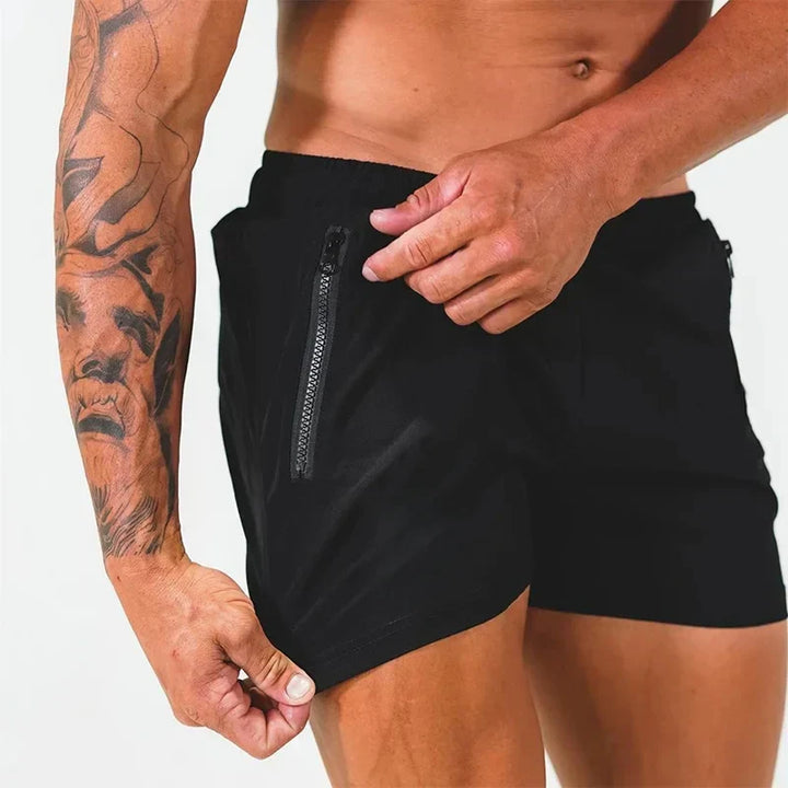 Detailaufnahme der Reißverschlusstaschen an Herren Badeshorts. Sichere Aufbewahrung für Handy und Schlüssel.