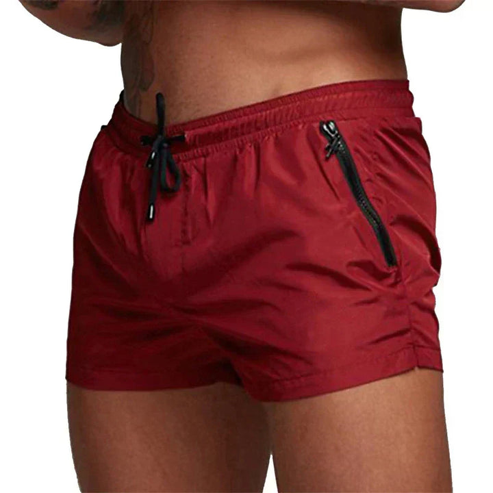 Modische Herren Sportshorts mit elastischem Bund. Schnelltrocknende Badeshorts für aktive Männer.