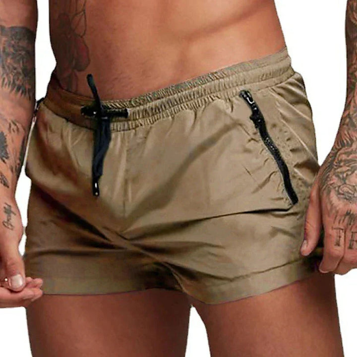 Rückenansicht der Herren Badeshorts. Komfortable Schwimmshorts mit optimaler Passform für alle Wassersportarten.