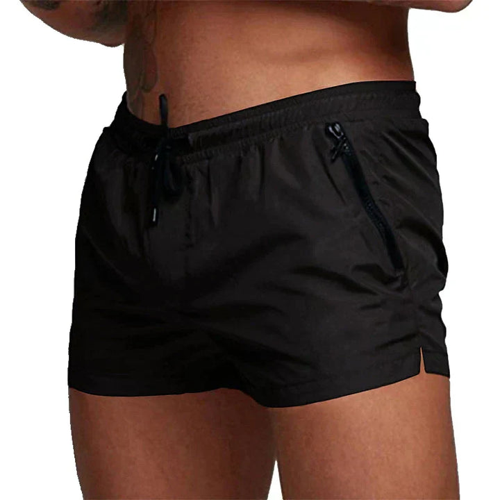 Nahaufnahme des schnelltrocknenden Stoffes der Herren Badeshorts. Ideale Sommerhose für Strand und Pool.