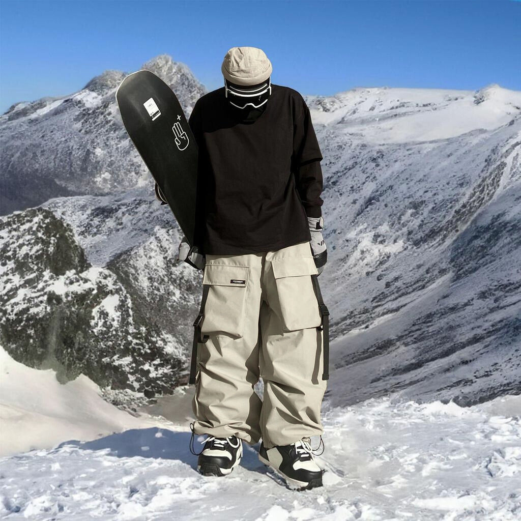 Robuste Herren Skihose mit geräumigen Cargotaschen für Handy, Schlüssel und Liftpass.
