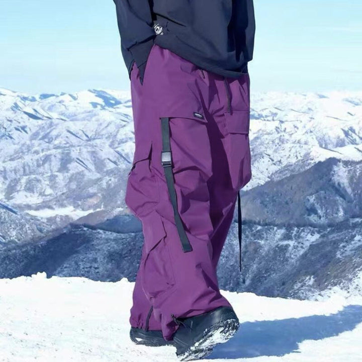 Stylische Herren Baggy Skihose mit praktischen Cargotaschen, optimal für moderne Pisten- & Freeride-Looks.