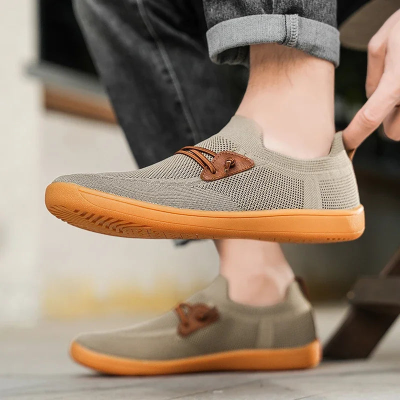 Minimalistische Herren Barfußschuhe, atmungsaktiv & mit breiter Zehenbox für natürliches Gehen.