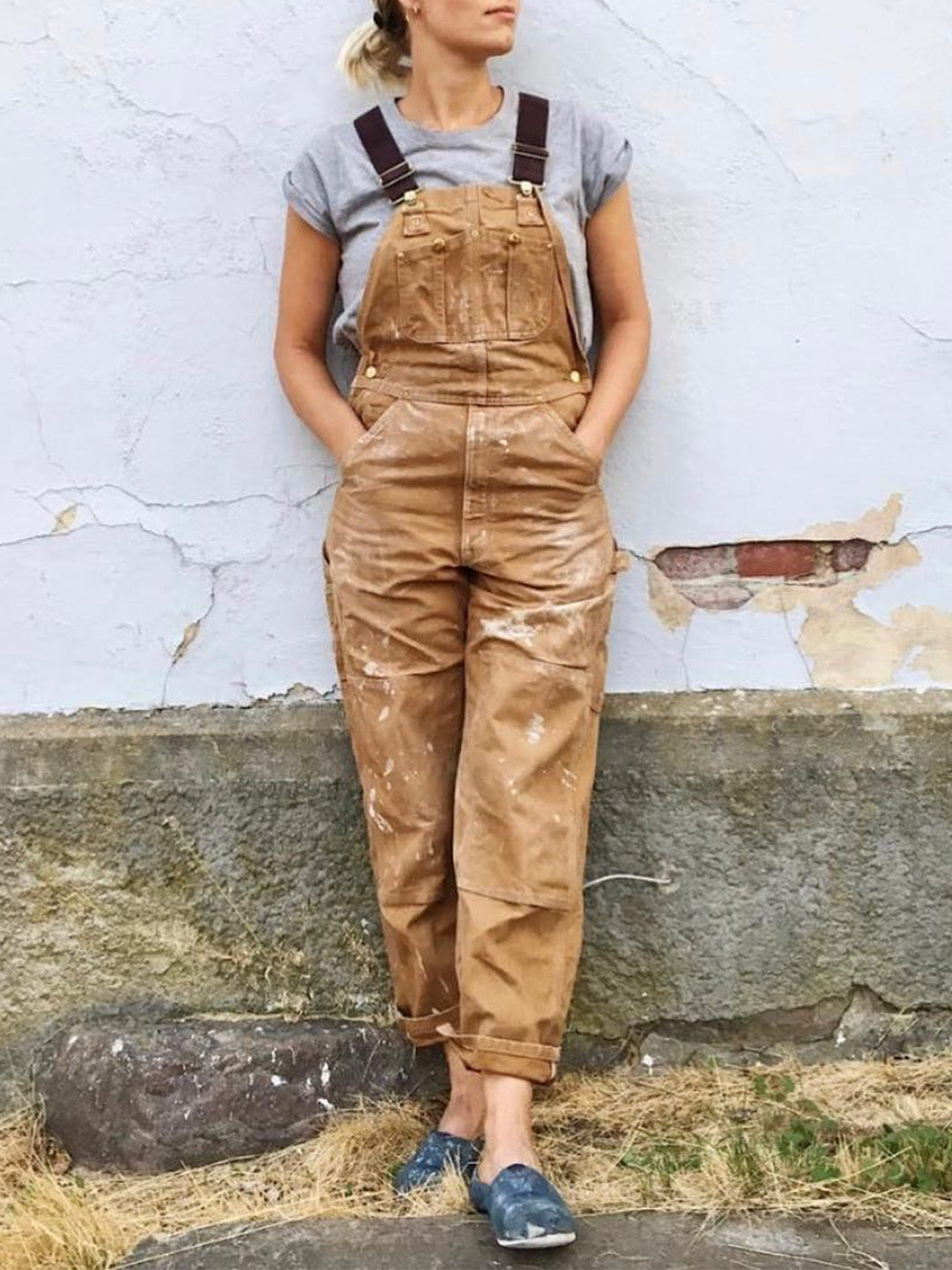 Verstellbare Träger und stabile Metallschnallen an der Herren Canvas Latzhose im Vintage-Look.