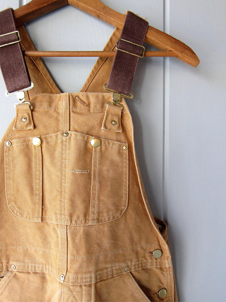 Rückenansicht der Herren Canvas Latzhose, robuste Gärtnerkleidung mit praktischen Gesäßtaschen.