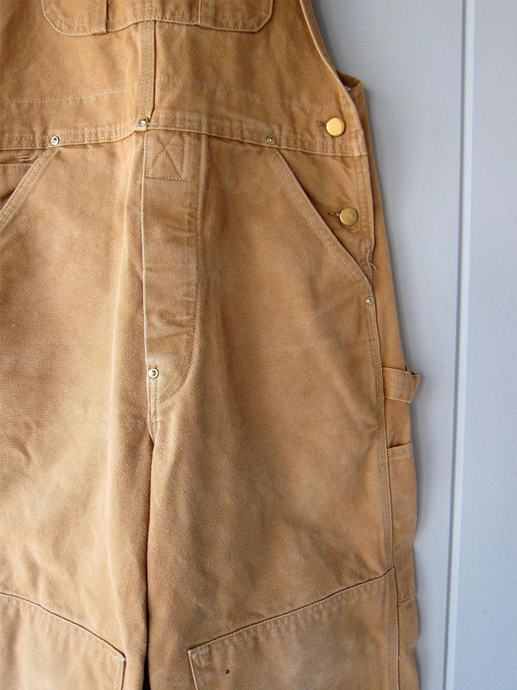 Seitenansicht der Herren Canvas Latzhose im Vintage-Look, bequeme und robuste Arbeitskleidung für Männer.