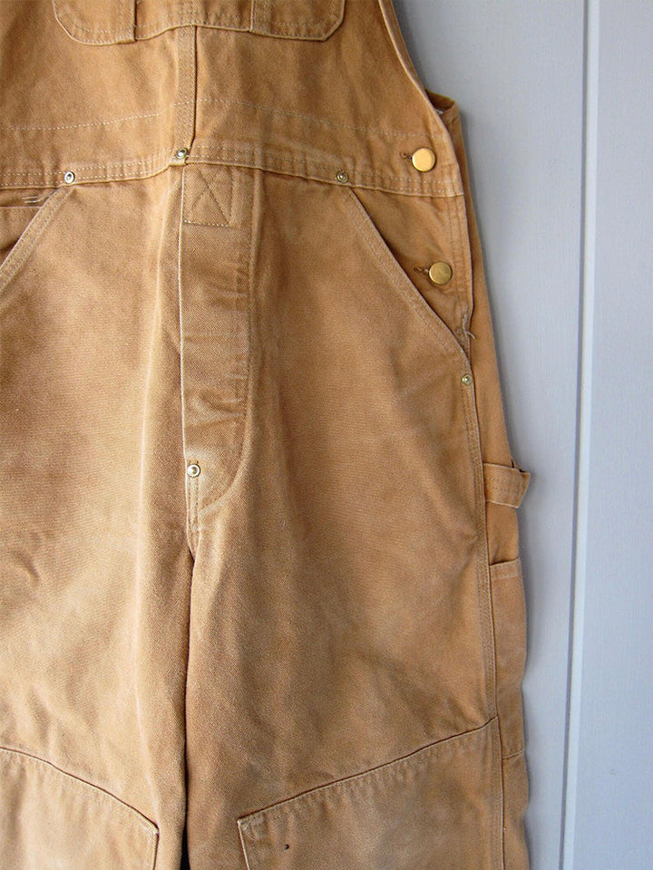 Seitenansicht der Herren Canvas Latzhose im Vintage-Look, bequeme und robuste Arbeitskleidung für Männer.