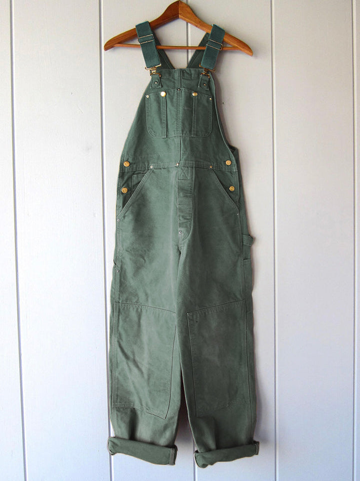 Detail der Vintage Canvas Latzhose für Herren, robuste Arbeits- und Freizeitkleidung mit Charme.