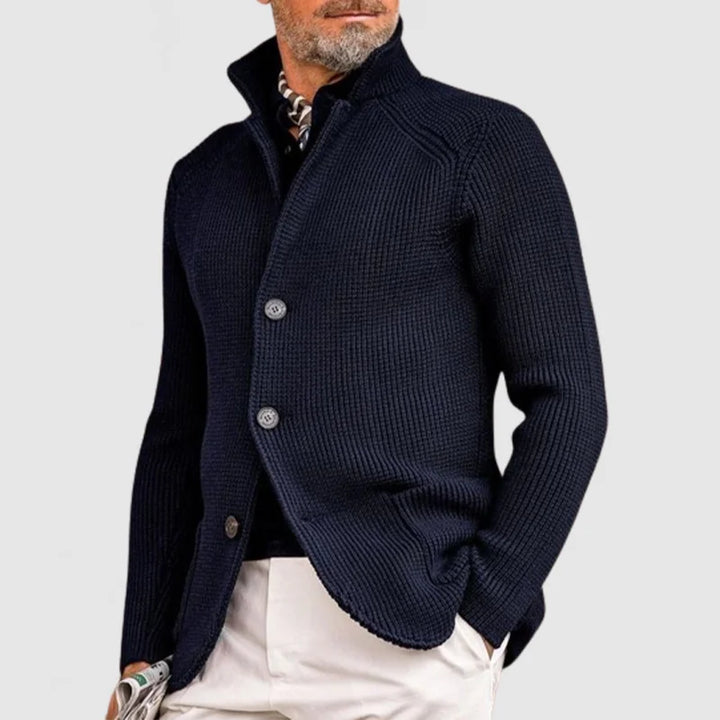 Herren-Cardigan mit Stehkragen, Knopfleiste und Langarm. Elegante, wärmende Strickjacke für Herbstmode.