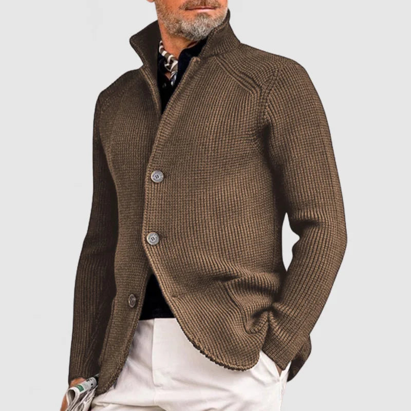 Modischer Herren-Strickcardigan mit Stehkragen und Knopfleiste. Perfekt als wärmende Oberbekleidung für den Herbst.