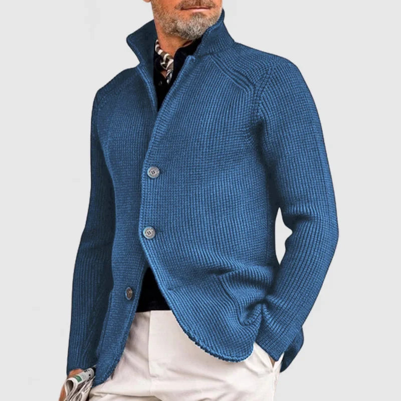 Herren-Cardigan mit Stehkragen und Knopfleiste. Vielseitige Langarm-Strickjacke für elegante Herbst-Layering-Looks.