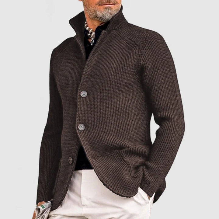 Modischer Herren-Cardigan mit Stehkragen. Langarm-Strickjacke mit Knopfleiste für wärmende und elegante Herbst-Outfits.