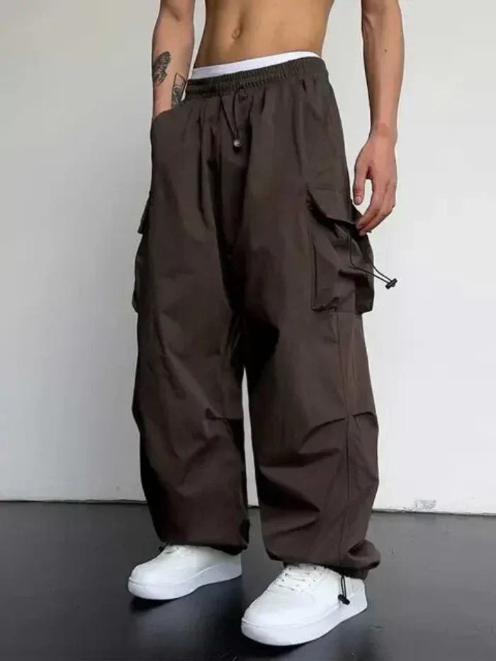Bequeme Herren Cargo Hose in lässiger Passform für Frühling und Streetwear. Stylische Freizeit-Taschenhose für Männer.