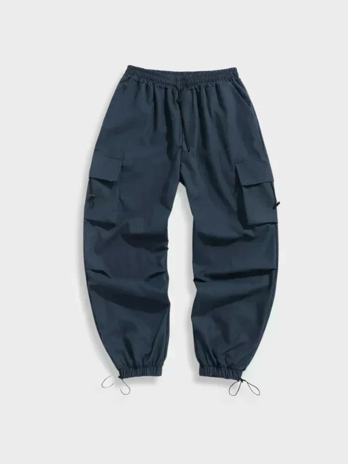 Detailansicht der Herren Frühlings Cargo Hose mit robusten Taschen. Perfekt für den casual Streetwear-Look und Alltag.