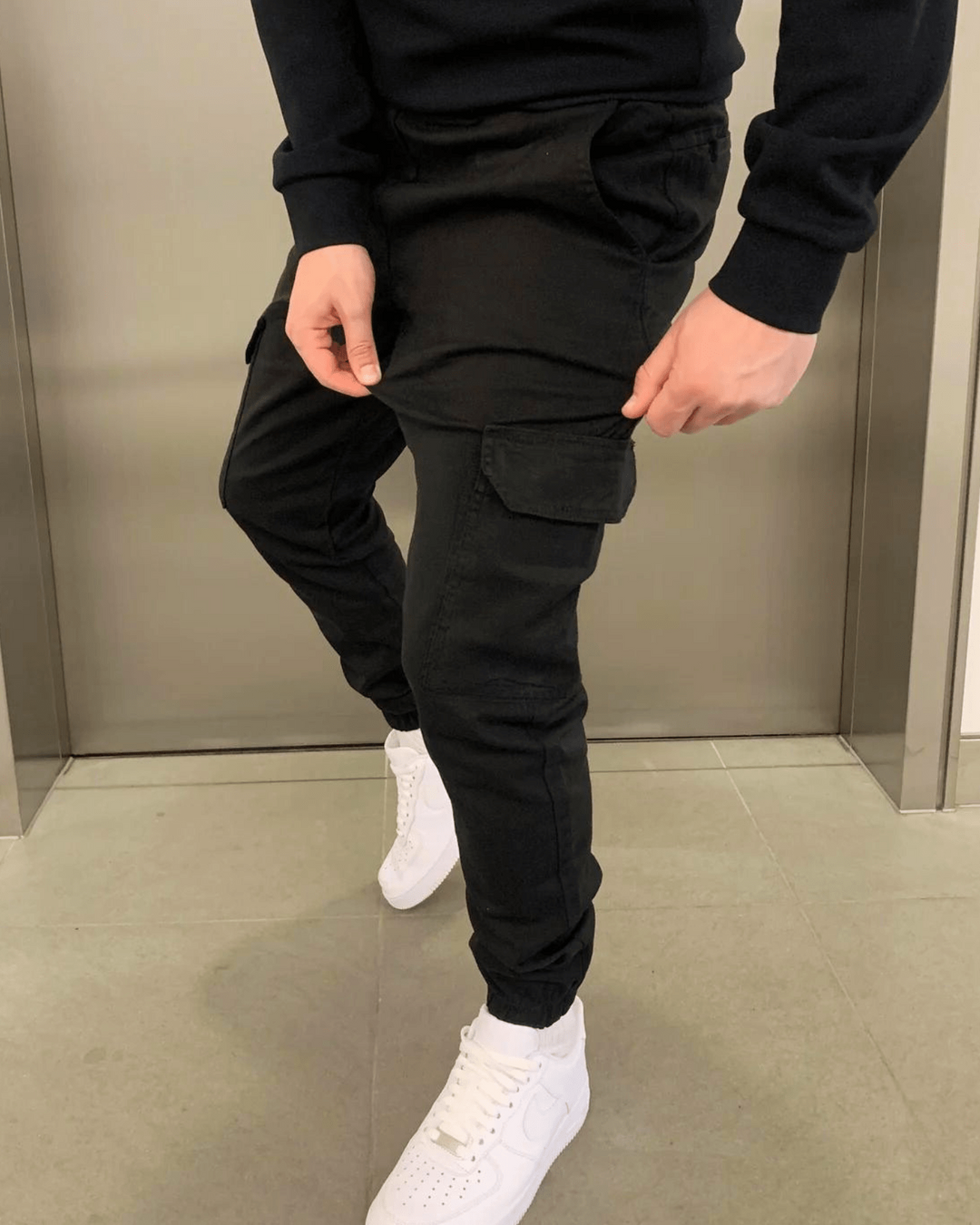 Herren Cargo-Jogger in Schwarz mit praktischen Taschen, ideal für Freizeit & Alltag, bietet Komfort.