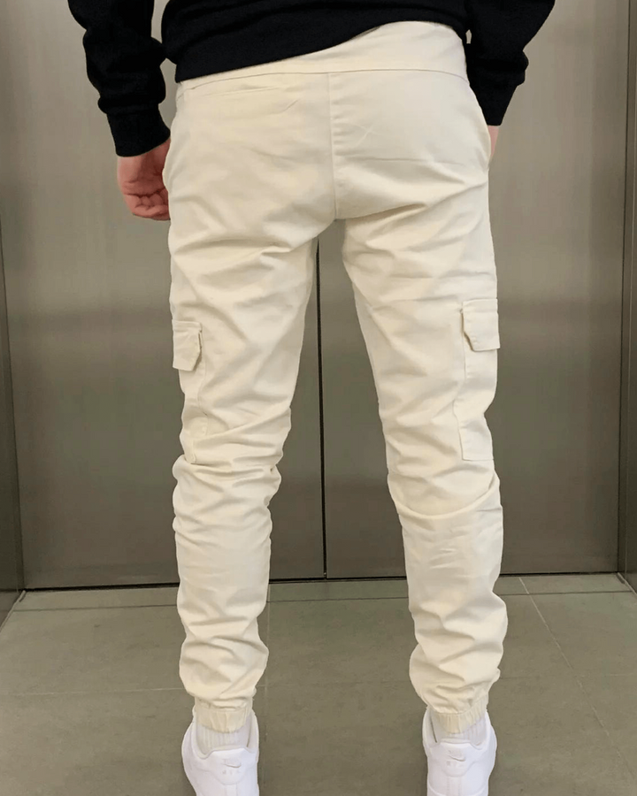 Mann trägt bequeme Cargo-Jogger für Herren beim Laufen, demonstriert Bewegungsfreiheit & sportlichen Look.