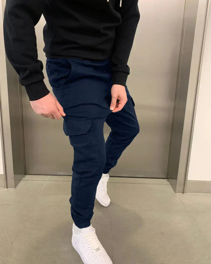 Stylische Herren Cargo-Jogger in Kombination mit Streetwear, perfekt für urbanen Lifestyle & Alltag.