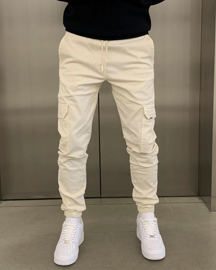 Rückansicht der Herren Cargo-Jogger, betont lockere Passform & modernes Design der Freizeithose.