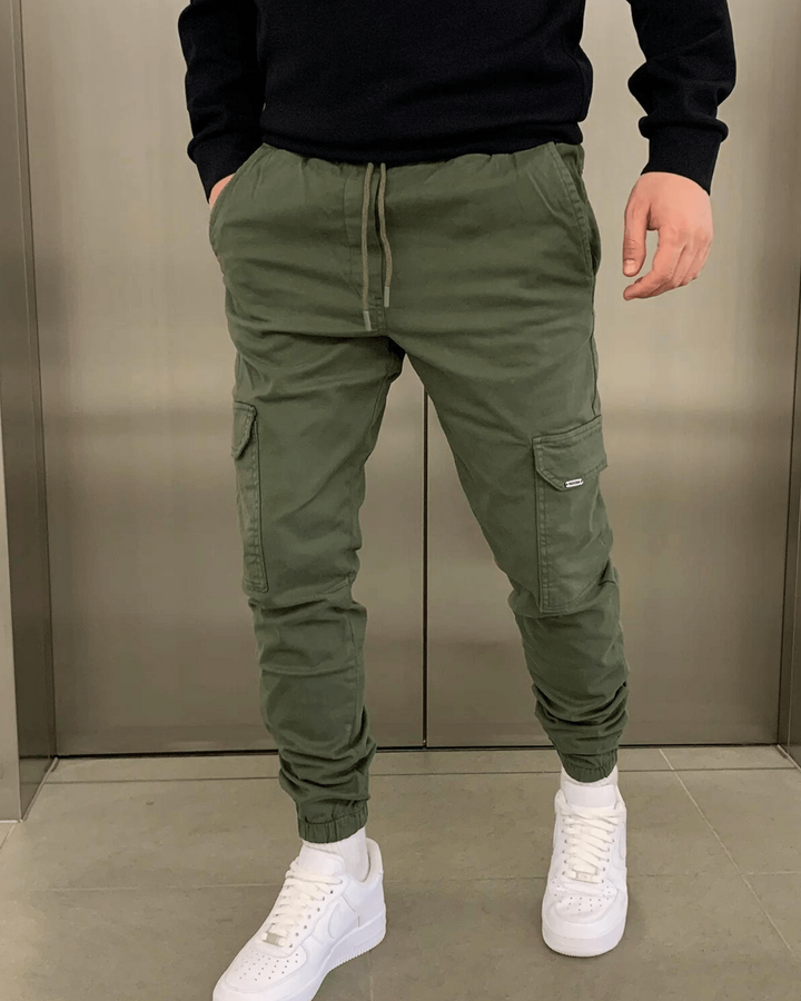 Ordentlich gefaltete Herren Cargo-Jogger, bereit für den Verkauf, präsentiert die vielseitige Freizeithose.