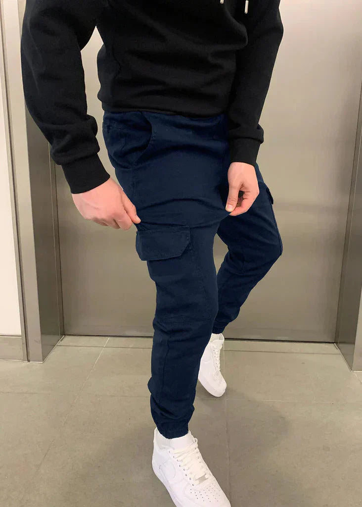 Vielseitige Herrenhose: Cargo-Jogger, perfekt als Freizeithose, Sporthose oder für urbanen Streetwear-Stil.