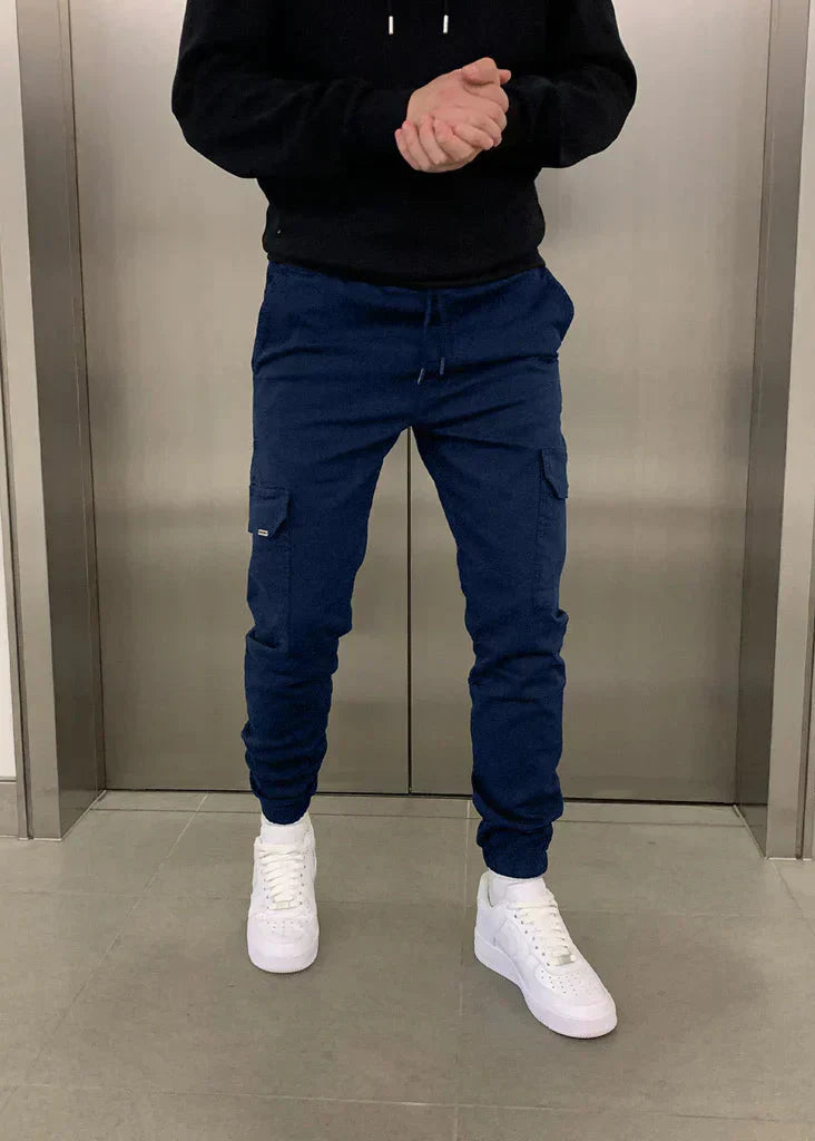 Robuste Herren Cargo-Jogginghose für Winter & Übergang, warm, bequem, mit praktischen Taschen.