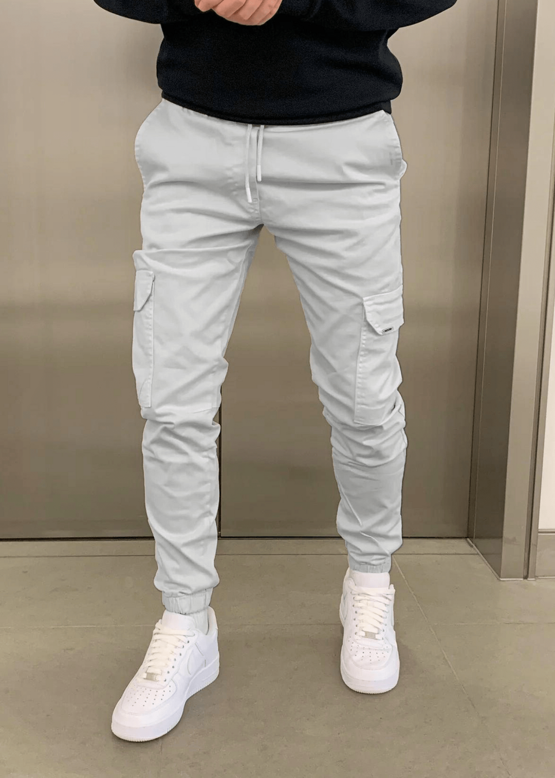 Mann trägt lässige Herren Cargo-Jogginghose, perfekt für entspannte Tage, Komfort & Stil vereint.