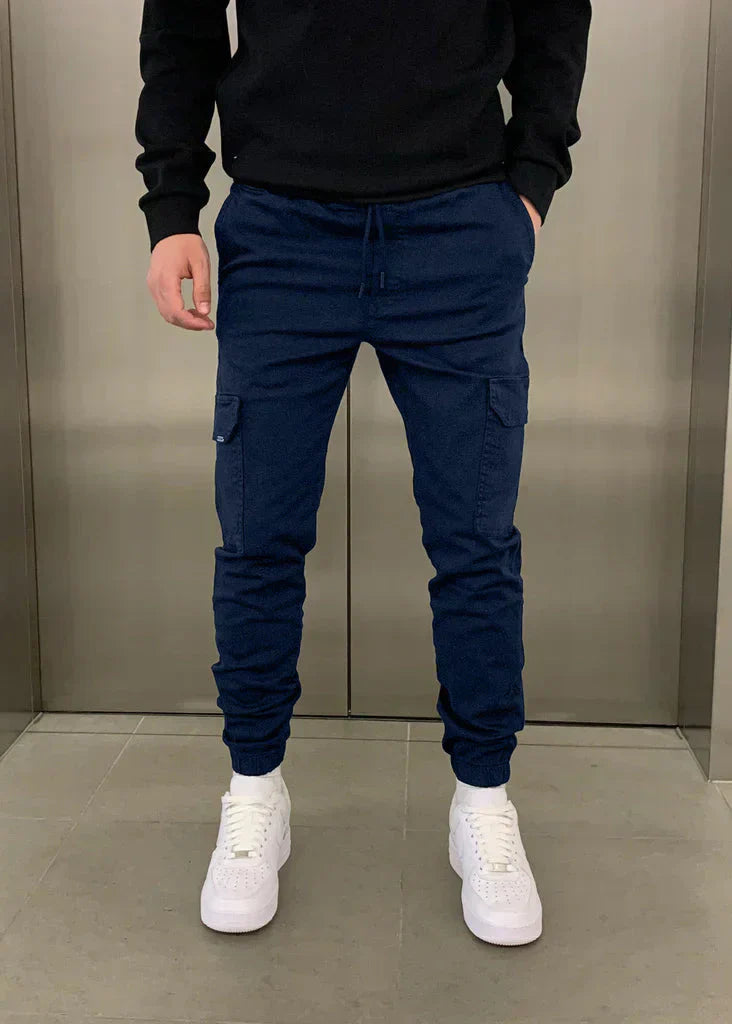 Aktiver Mann in sportlicher Herren Jogger, elastisch, mit Seitentaschen, ideal für Sport & Outdoor.