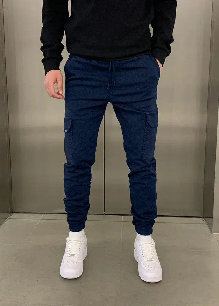 Aktiver Mann in sportlicher Herren Jogger, elastisch, mit Seitentaschen, ideal für Sport & Outdoor.
