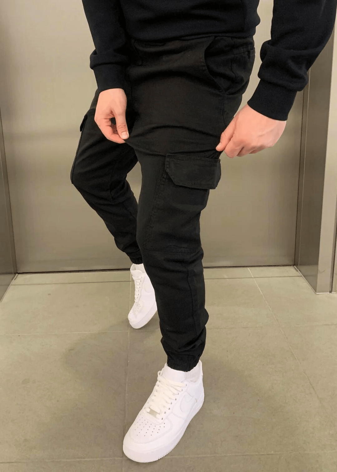 Detailansicht der robusten Stofftextur einer Herren Cargo-Jogginghose, ideal für Alltag & Abenteuer.