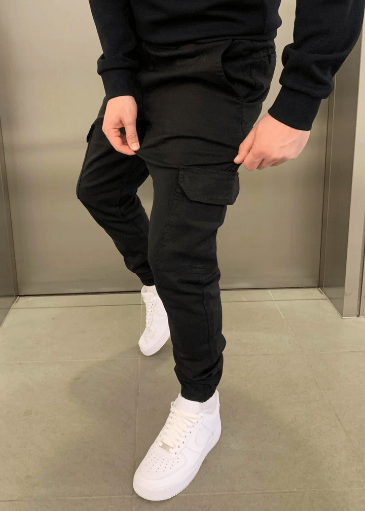 Detailansicht der robusten Stofftextur einer Herren Cargo-Jogginghose, ideal für Alltag & Abenteuer.